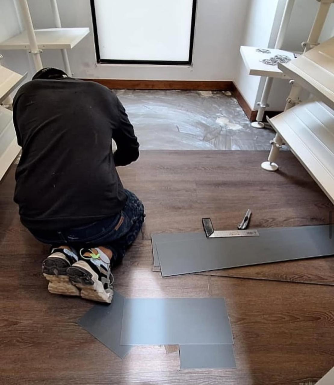 Instalación de pisos de oficina para área de trabajo.